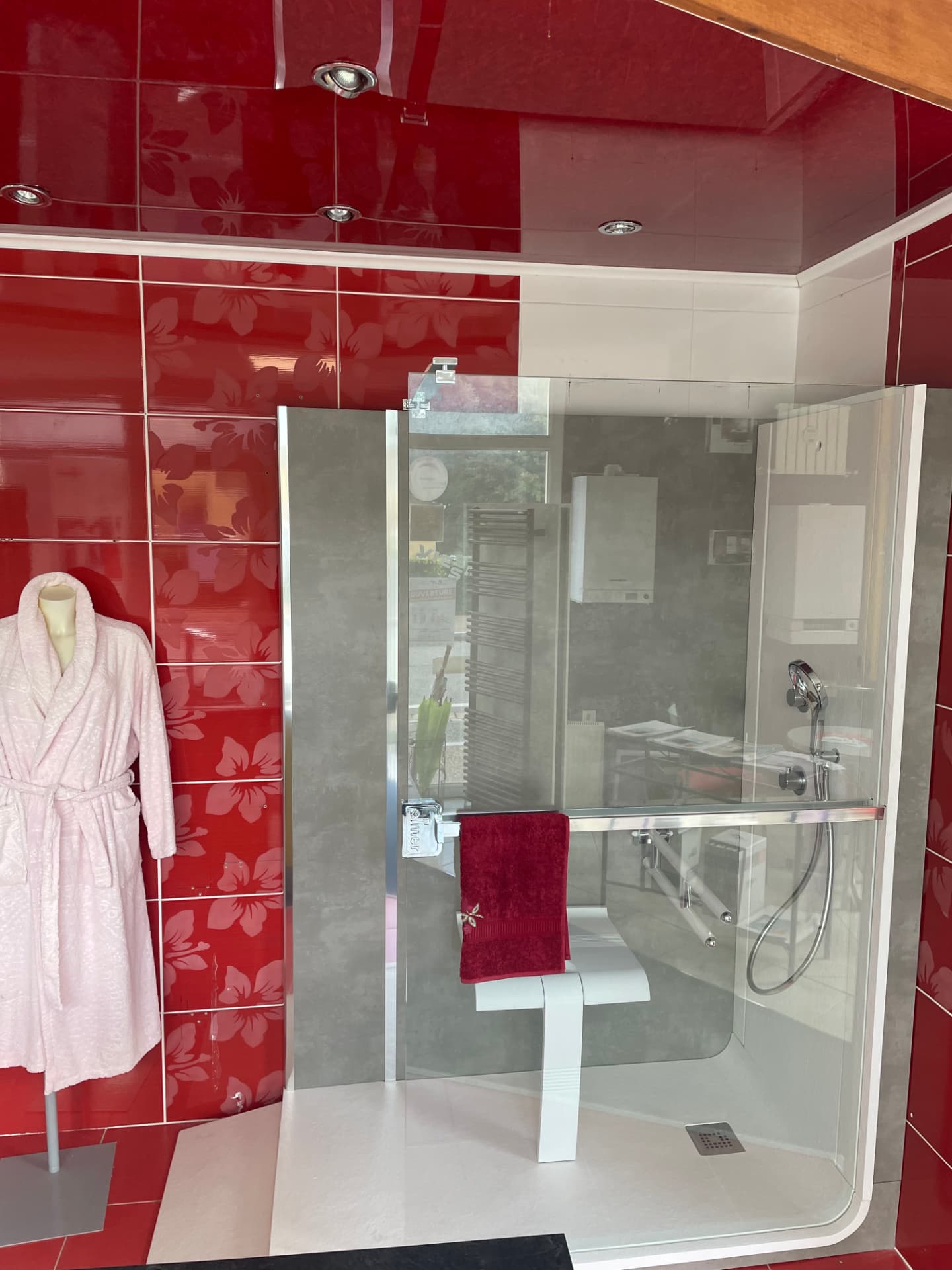 Douche sécurisée avec siège installée par F Énergies