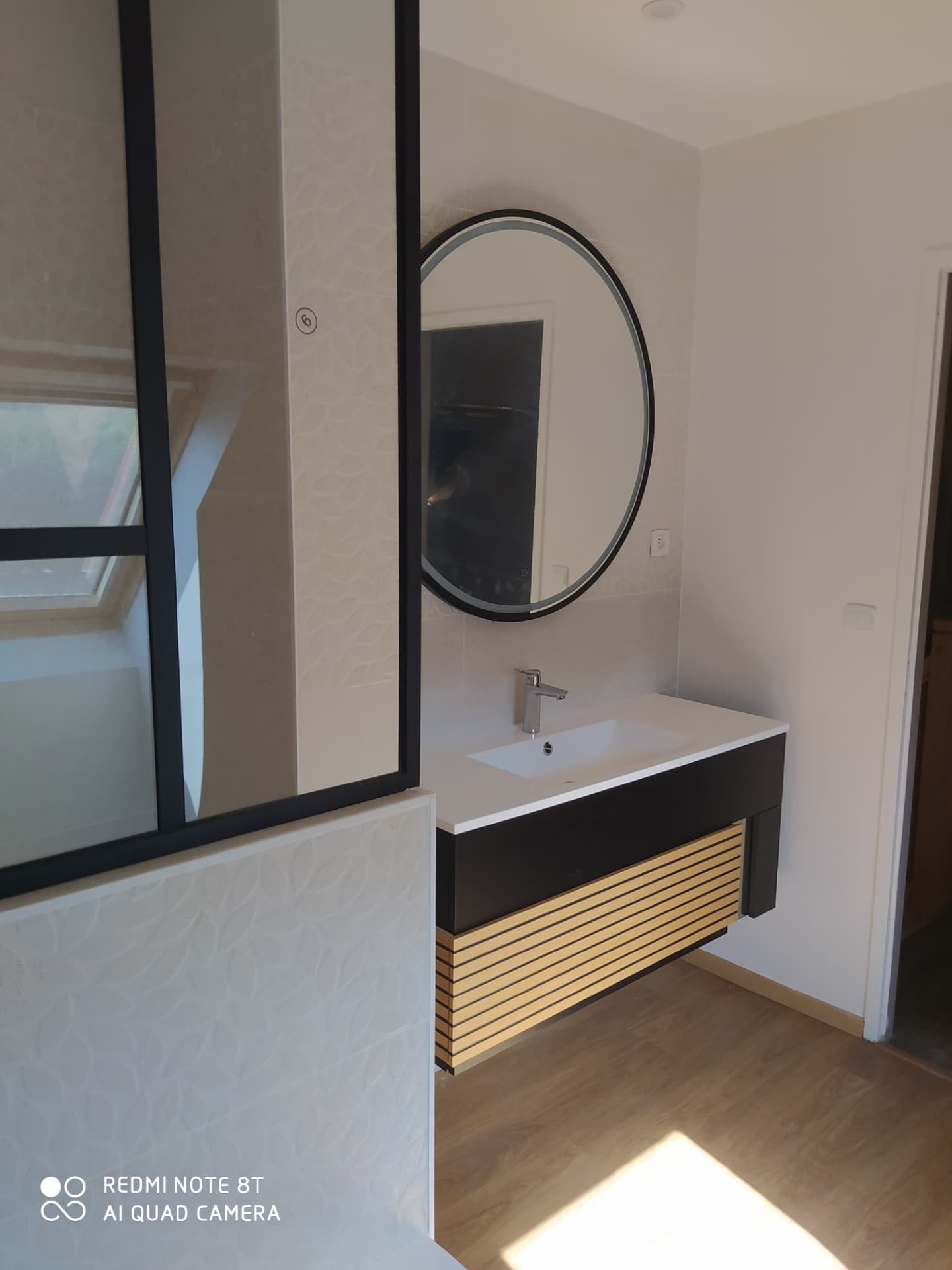 Meuble vasque et verrière dans une salle de bain rénovée par F Énergies